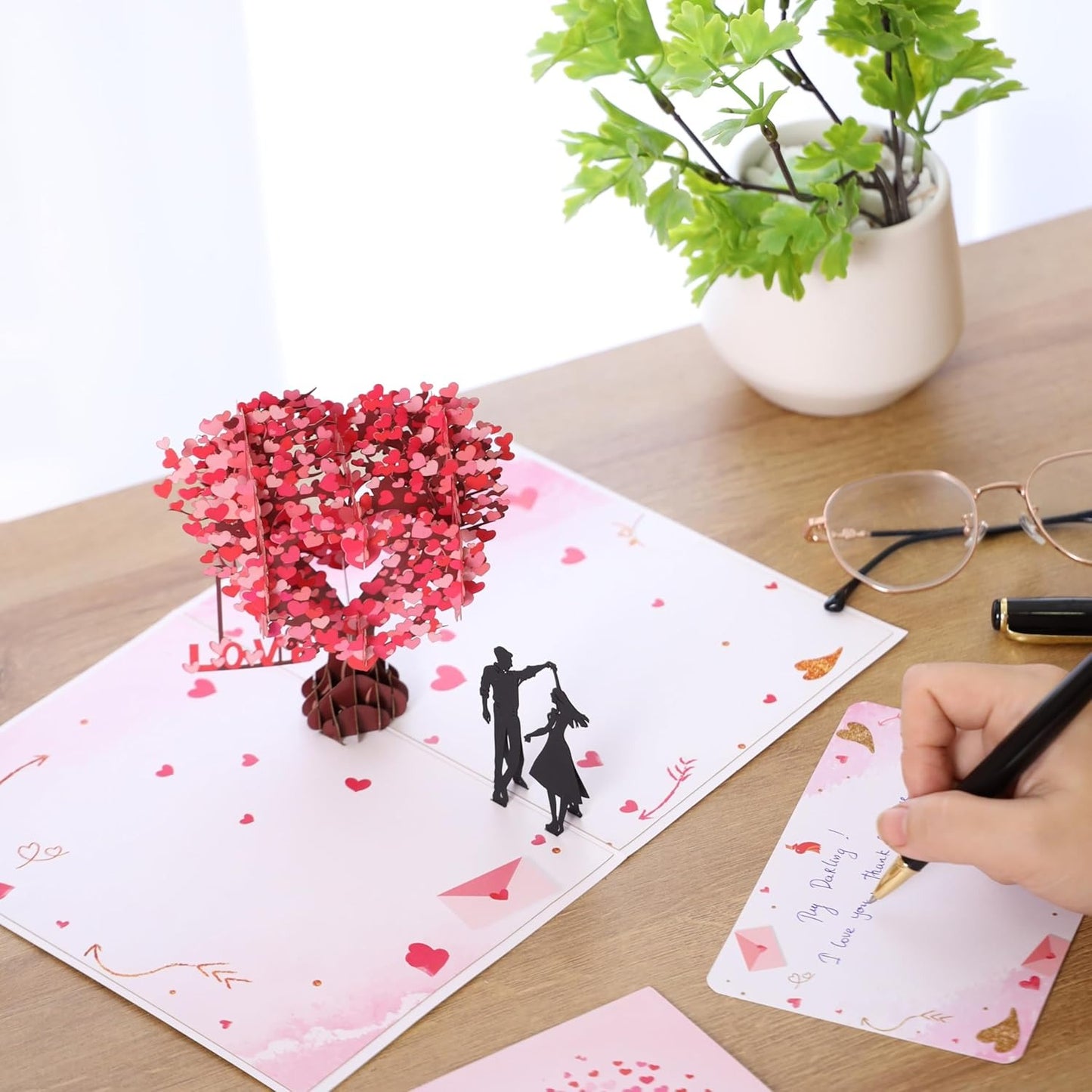 La tarjeta del Amor Inolvidable Regalo, Arbol de corazones que emerge al abrirla — ella no lo espera
