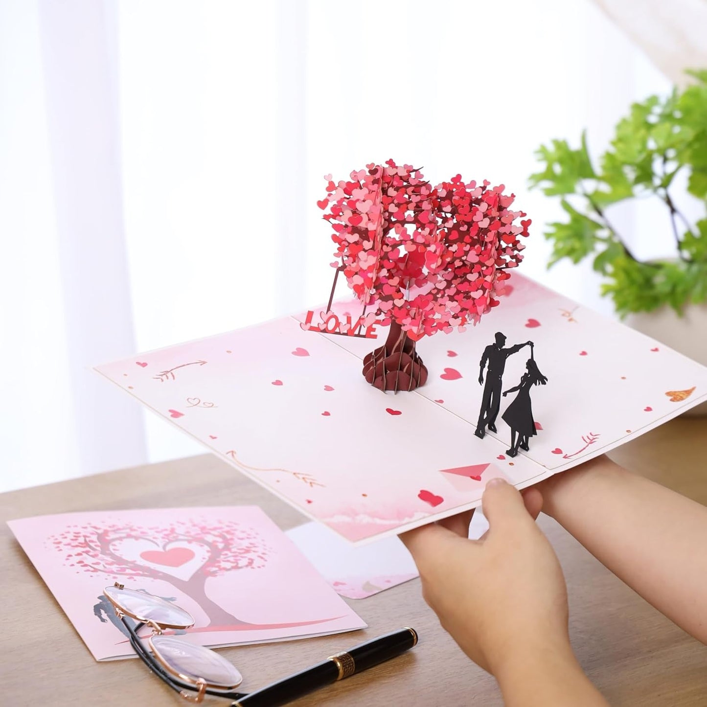 La tarjeta del Amor Inolvidable Regalo, Arbol de corazones que emerge al abrirla — ella no lo espera