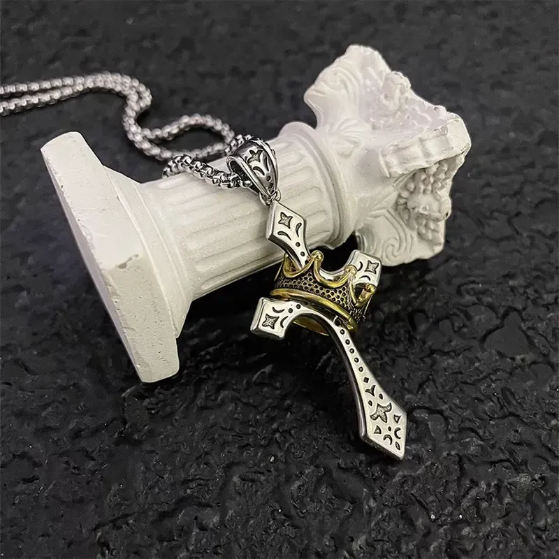 Collar con cruz dorada de protección de la santa corona