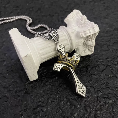 Collar con cruz dorada de protección de la santa corona