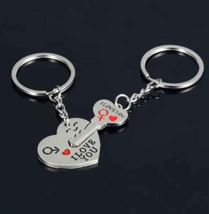 Juego de 2 llaveros con forma de corazón para hombre y mujer, ideal como regalo para parejas.